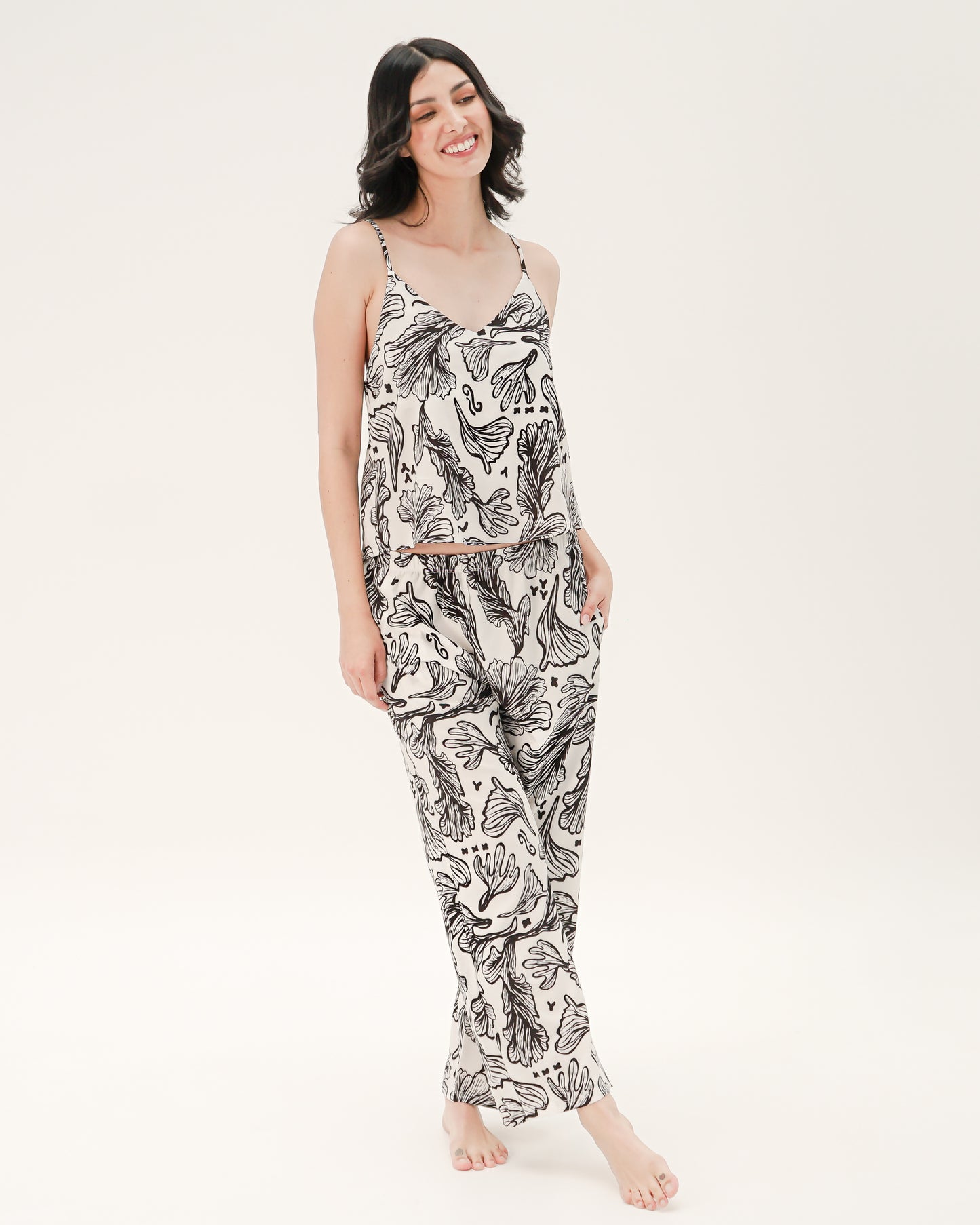 Nuevo: Pijama para mujer Josefa: Pantalón y Blusa de Tiras, Seda Fria.