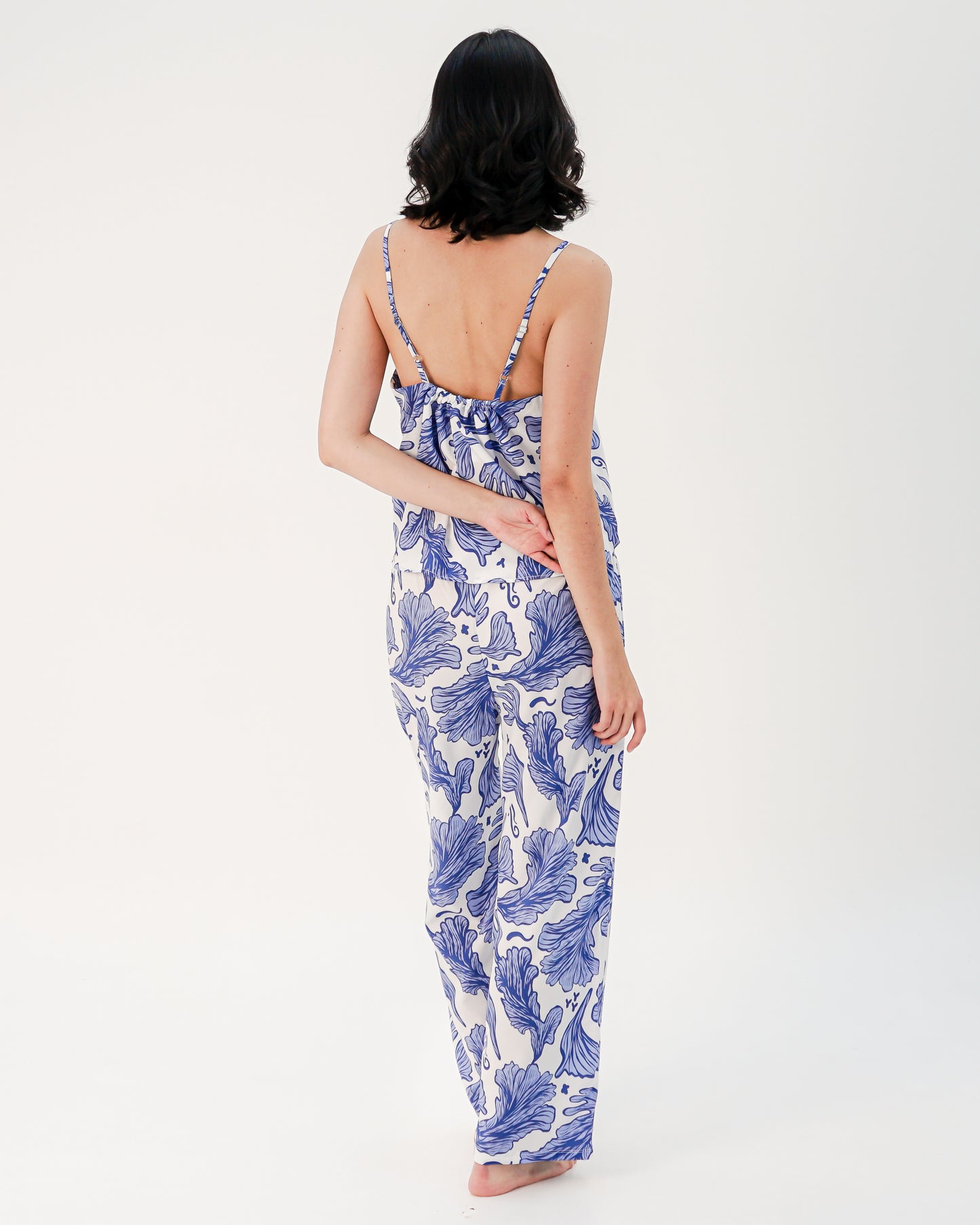 Nuevo: Pijama para mujer Gloria: Pantalón y Blusa de Tiras, Seda Fria.