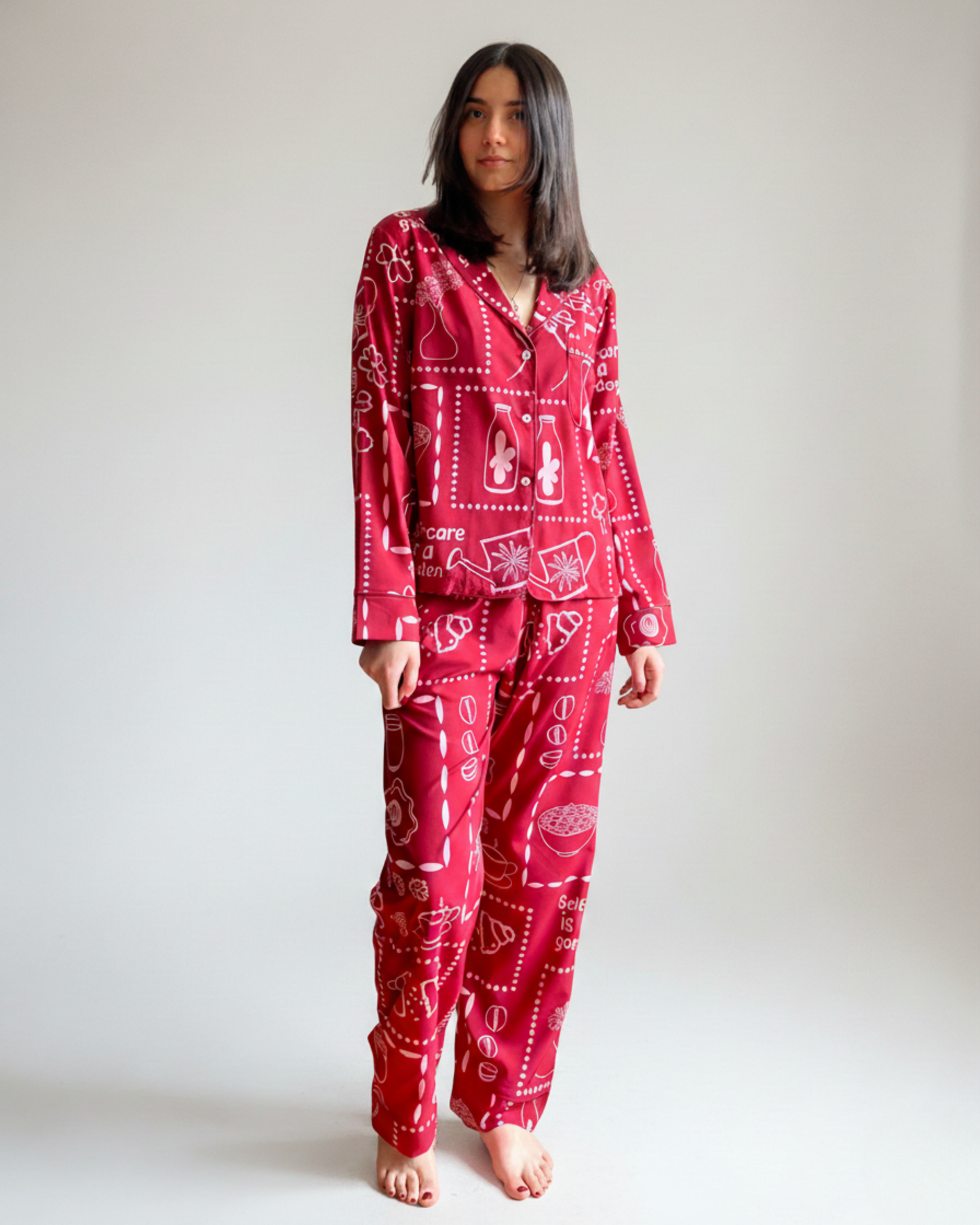 Nueva colección: Pijama para mujer New Garden. Pijama vinotinto con blusa manga larga y pantalón. Seda fría