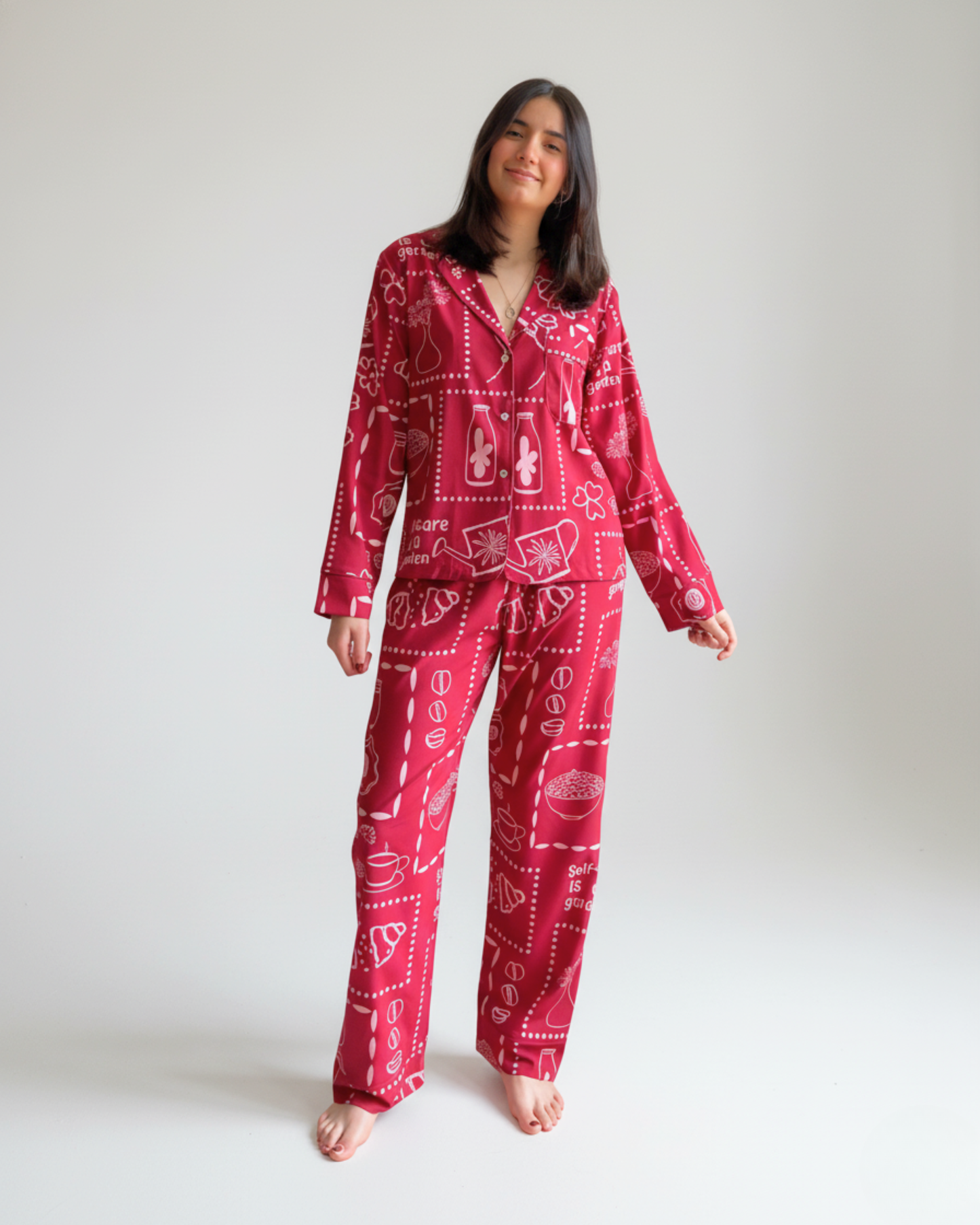 Nueva colección: Pijama para mujer New Garden. Pijama vinotinto con blusa manga larga y pantalón. Seda fría