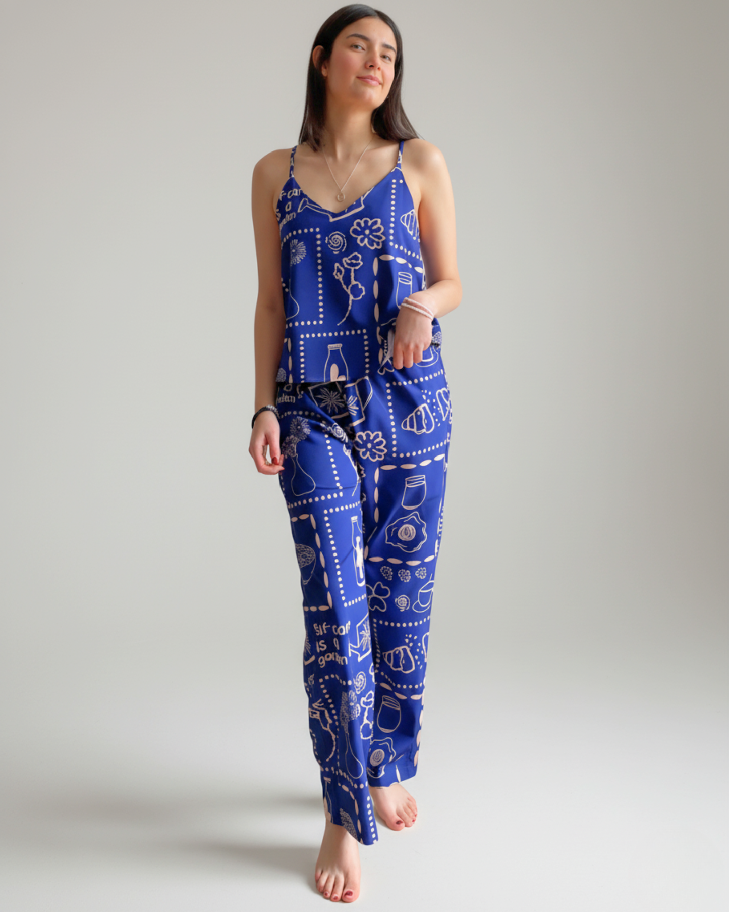 Nueva colección: Pijama para mujer New Garden. Pijama Azul oscuro con blusa manga de tiritas y pantalón. Seda fría