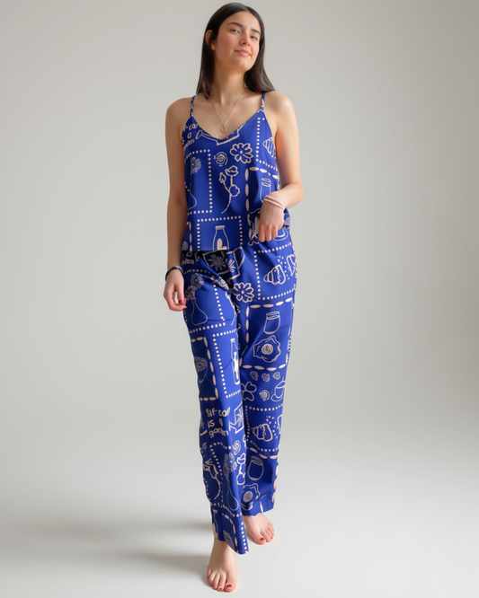 Nueva colección: Pijama para mujer New Garden. Pijama Azul oscuro con blusa manga de tiritas y pantalón. Seda fría