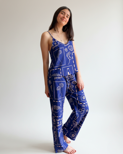 Nueva colección: Pijama para mujer New Garden. Pijama Azul oscuro con blusa manga de tiritas y pantalón. Seda fría