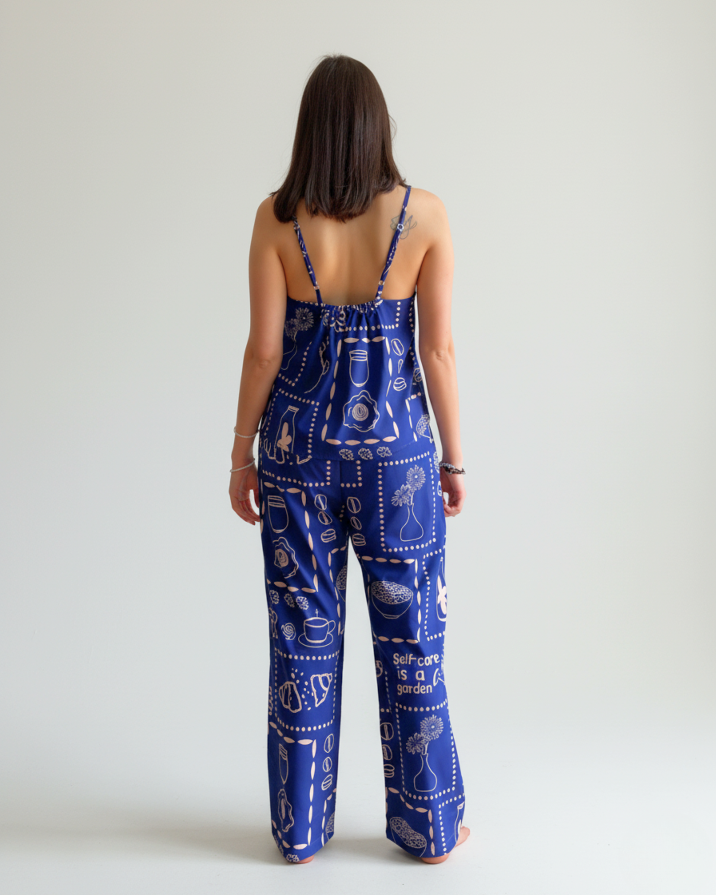 Nueva colección: Pijama para mujer New Garden. Pijama Azul oscuro con blusa manga de tiritas y pantalón. Seda fría