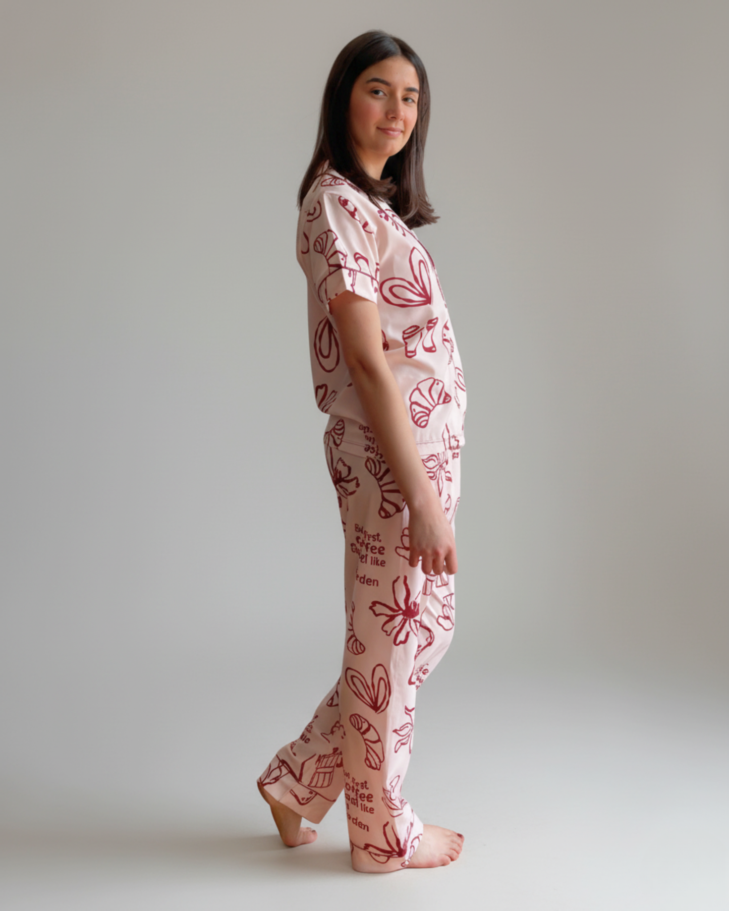 Nueva colección: Pijama para mujer Sweet Like a Garden. Pijama vinotinto y rosa con blusa manga corta y pantalón. Seda fría