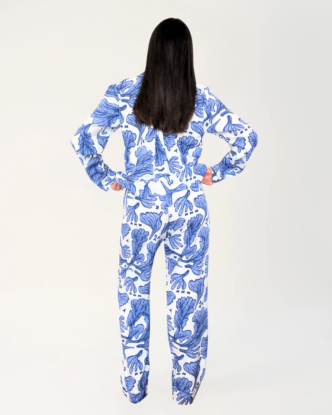 Nuevo: Pijama para mujer Gloria: Pantalón y Blusa Manga Larga, Seda Fria.