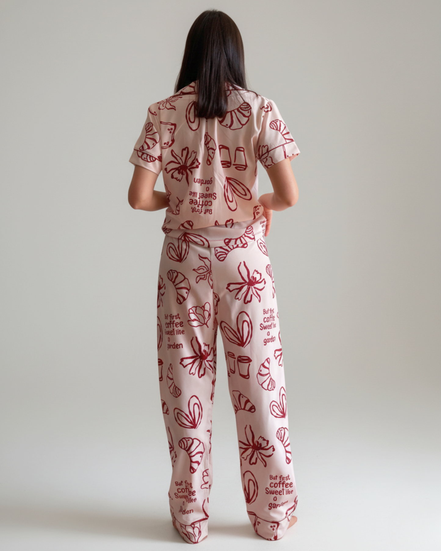 Nueva colección: Pijama para mujer Sweet Like a Garden. Pijama vinotinto y rosa con blusa manga corta y pantalón. Seda fría