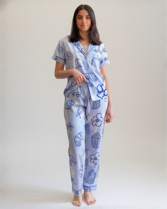 Nueva colección: Pijama para mujer More Sugar Less Drama. Pijama azul claro con blusa manga corta y pantalón. Seda fría