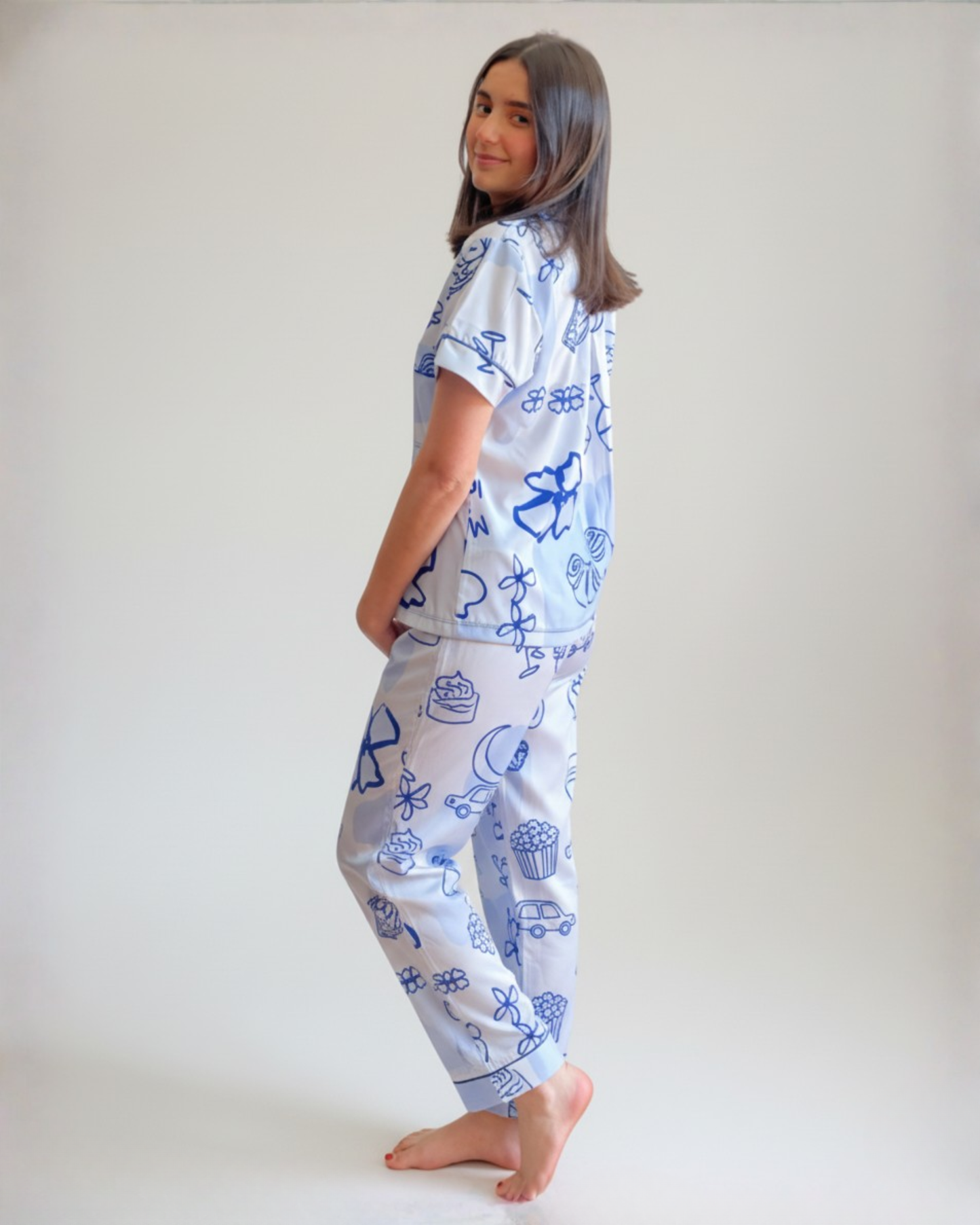 Nueva colección: Pijama para mujer More Sugar Less Drama. Pijama azul claro con blusa manga corta y pantalón. Seda fría