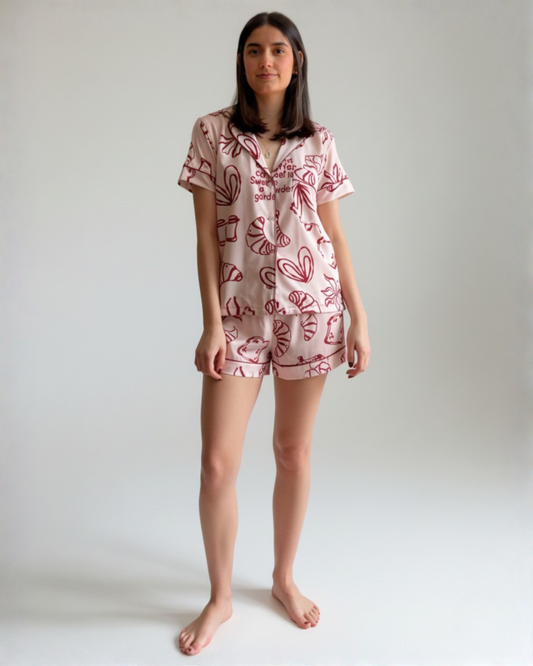 Nueva colección: Pijama para mujer Sweet Like a Garden. Pijama vinotinto y rosa con blusa manga corta y short. Seda fría