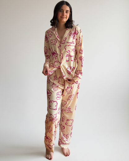 Nueva colección: Pijama para mujer Sweet Like a Garden. Pijama amarilla y fucsia con blusa manga corta y pantalón. Seda fría