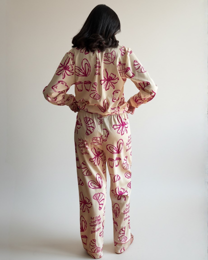 Nueva colección: Pijama para mujer Sweet Like a Garden. Pijama amarilla y fucsia con blusa manga corta y pantalón. Seda fría