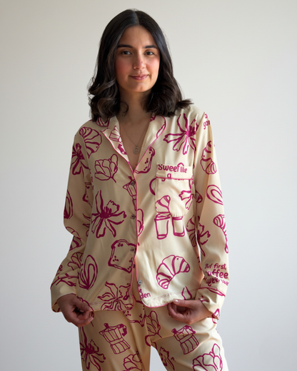 Nueva colección: Pijama para mujer Sweet Like a Garden. Pijama amarilla y fucsia con blusa manga corta y pantalón. Seda fría
