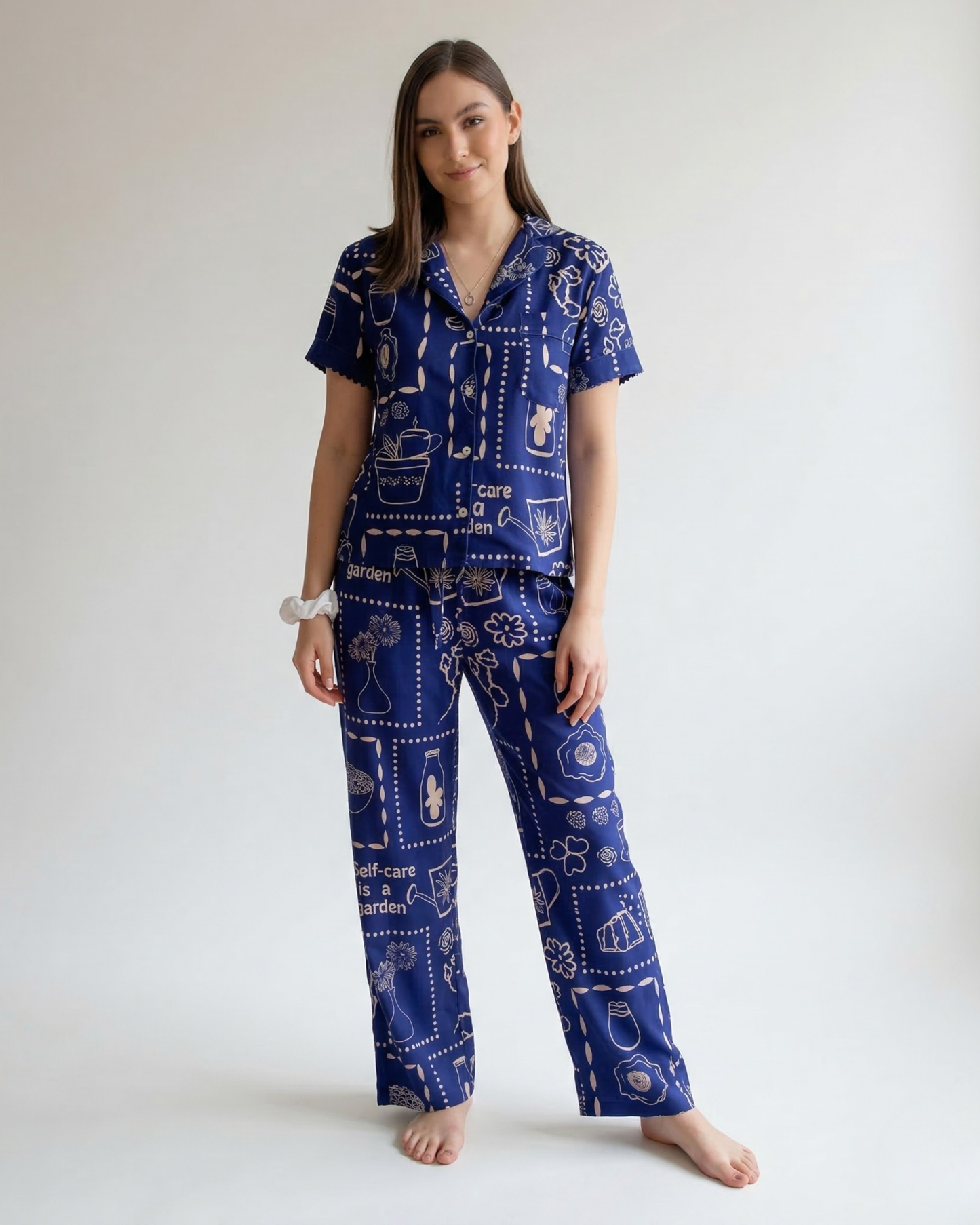 Nueva colección: Pijama para mujer New Garden. Pijama Azul oscuro con blusa manga corta y pantalón. Seda fría