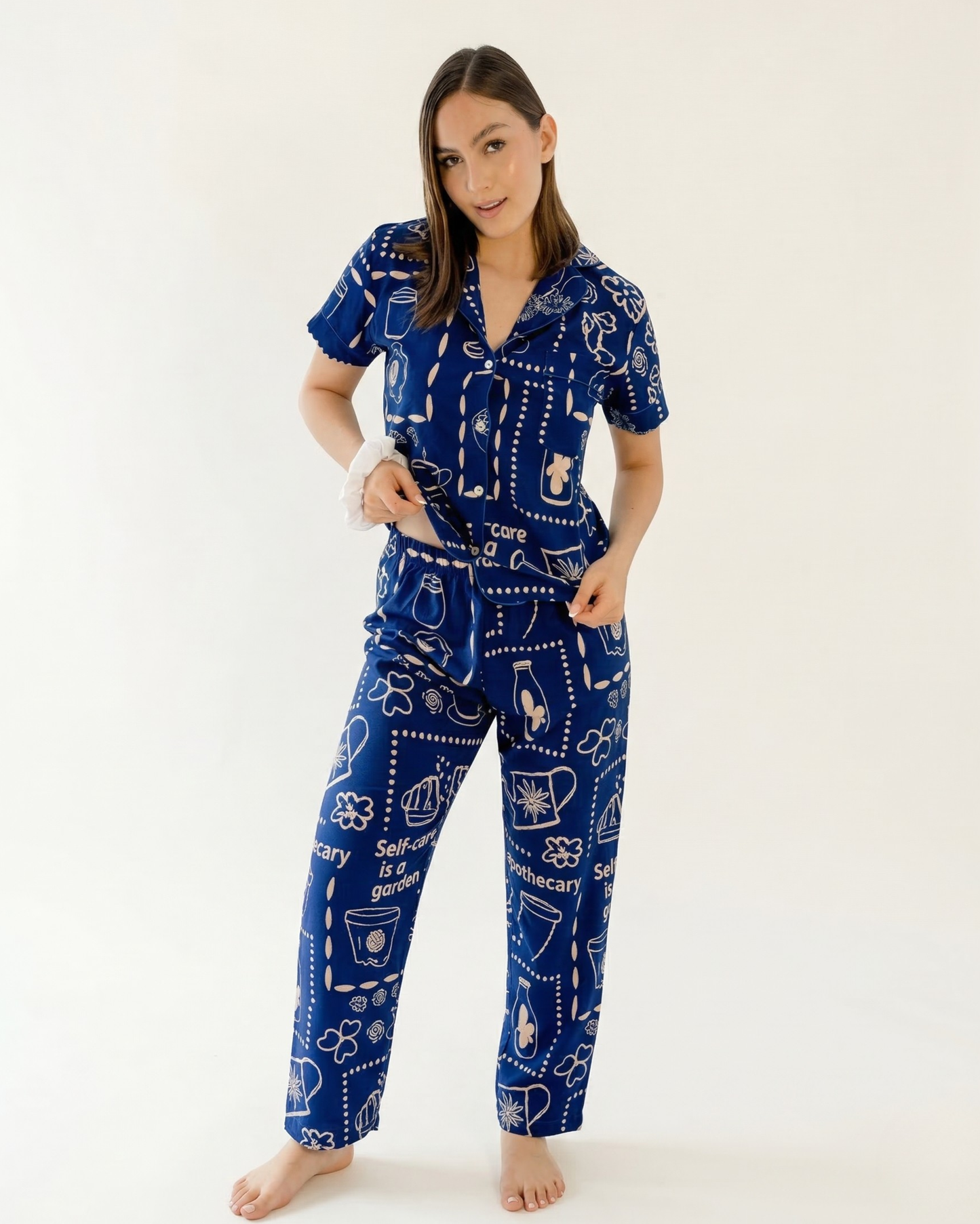 Nueva colección: Pijama para mujer New Garden. Pijama Azul oscuro con blusa manga corta y pantalón. Seda fría